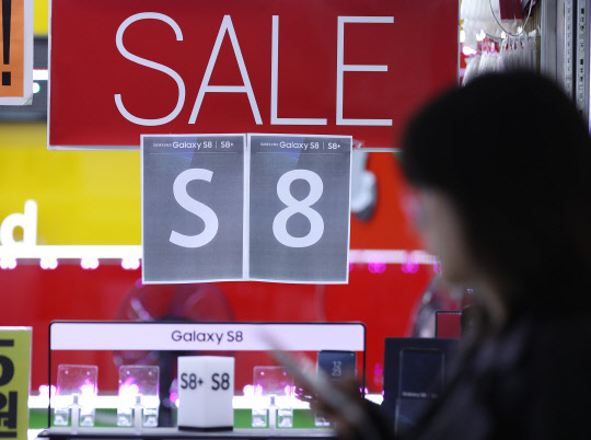 삼성전자의 갤럭시 S8이 물량 부족으로 개통 대수와 번호이동 건수가 개통 첫날보다 큰 폭으로 감소했다. 20일 이동 통신 업계에 따르면 갤럭시S8와 갤럭시S8플러스는 19일 오후 8시까지 총 6만3천400여대 개통돼 개통 첫날 같은 시각까지 21만9천여대가 개통된 것에 비해 1/3 수준으로 줄었다. 이동통신업계 관계자는 &quot;64GB 메모리와 128GB 저장 용량을 갖춘 갤럭시S8플러스 최고급 모델을 예약한 소비자 상당수가 물량 부족으로 아직 제품을 받지 못해 개통이 지연되고 있다&quot;고 말했다. 사진은 20일 오후 서울 강남역의 한 휴대폰 매장 모습. 연합뉴스